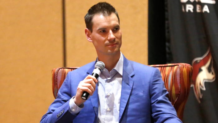 john-chayka-step-down-coyotes-gm